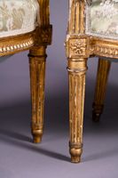 Paire de fauteuils en bois sculpté et doré à décor de frise … (photo 6)