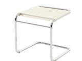 un gros plan sur un tabouret blanc à structure métallique