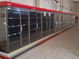 une photo d'un grand réfrigérateur vide dans un magasin
