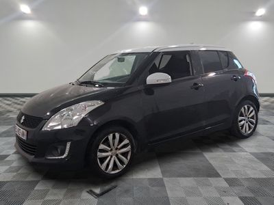 la petite voiture noire est garée sur un carrelage à carreaux