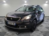 la voiture noire est garée sur un sol en damier dans le garage