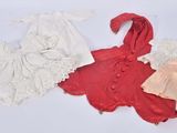 trois vêtements posés sur une surface blanche