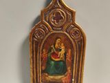 une image représentant une petite statue d'une femme tenant un enfant dans ses bras