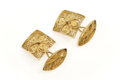 une paire de boutons de manchette en or à motif floral