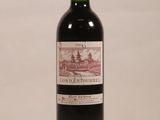 une bouteille de vin posée sur une table