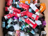 une boîte en carton remplie de divers produits de soin pour la peau