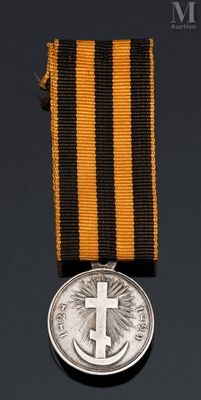 une image représentant une médaille ornée d'une croix et une pièce de monnaie