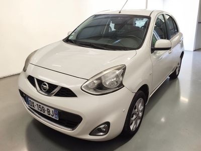 la voiture blanche est garée dans le garage de l'immeuble