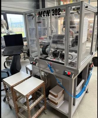 une machine placée au milieu d'une pièce