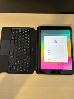 une tablette et un ordinateur portable posés l'un à côté de l'autre sur une table