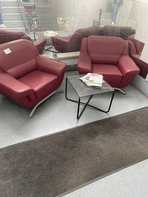 deux chaises rouges et une table dans une pièce