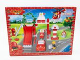 une caserne de pompiers miniature avec un camion de pompiers et une borne d'incendie