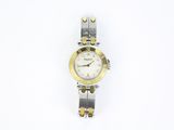 une image d'une montre-bracelet de femme sur une surface blanche