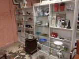 une pièce avec beaucoup d'objets sur les étagères