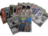 beaucoup de magazines posés sur une table