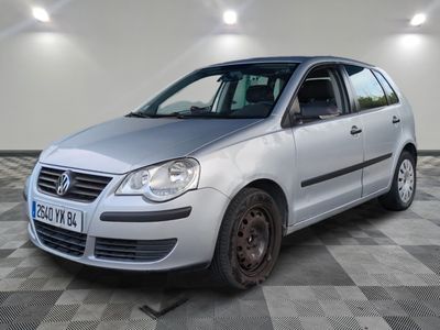 une photo d'une voiture argentée garée dans un garage