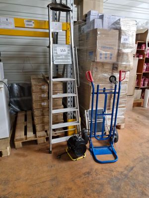 une pile de cartons et un diable dans un entrepôt