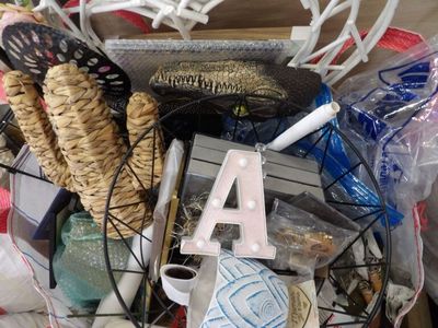 un panier rempli d'objets divers, notamment des ciseaux, de la laine et d'autres articles