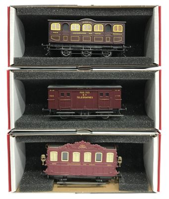 trois wagons de train miniature sont empilés les uns sur les autres
