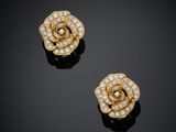 une paire de boucles d'oreilles en diamant et or