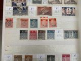 la photo d'un livre portant de nombreux timbres