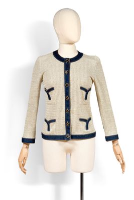 une photo d'un mannequin portant une veste beige et bleue