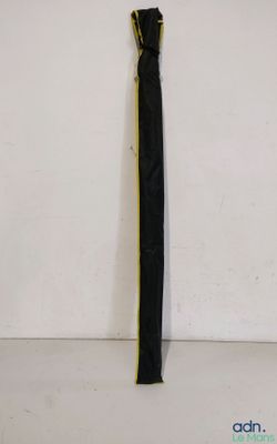 une image représentant une fermeture éclair noire et jaune sur un mur blanc