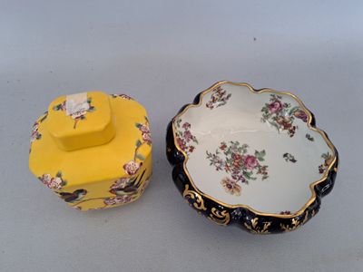 boîte à couvercle jaune ornée d'un motif floral et dotée d'un couvercle jaune