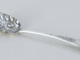 cuillère en argent ornée d'un motif représentant un hibou sur un fond blanc