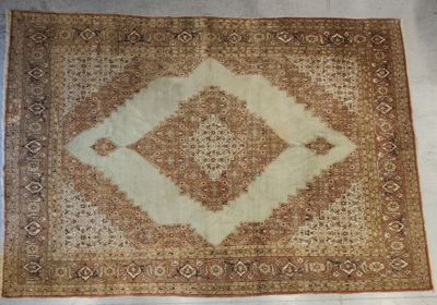 un vieux tapis à motifs losangés posé sur un sol blanc
