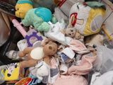 un tas de peluches et d'autres objets dans un bac