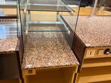 un comptoir avec une vitrine en verre au milieu