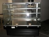 une vitrine en verre contenant beaucoup de nourriture