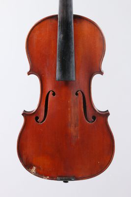 gros plan d'un violon avec un archet sur fond blanc