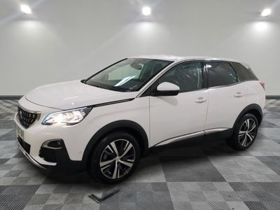 une voiture blanche est garée dans une pièce au sol à carreaux