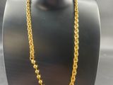 un collier à chaîne en or sur un présentoir à mannequin