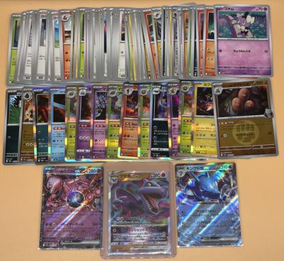 beaucoup de cartes pokemon sur la table