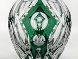 un vase en verre orné d'un motif vert à l'intérieur