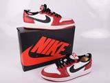 une paire de baskets rouges et blanches posée sur une boîte