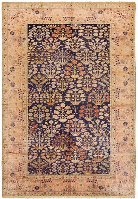 un tapis bleu et beige à motifs floraux