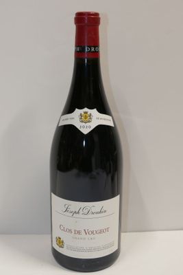 une bouteille de vin posée sur une table
