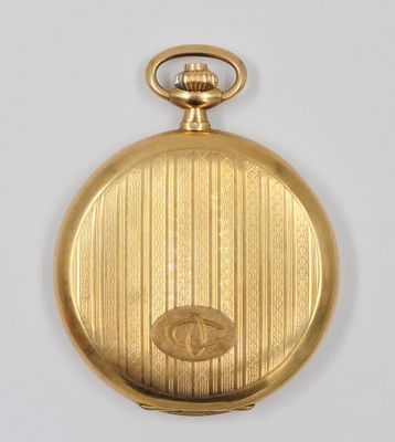 une montre de poche en or ancien avec une chaîne, sur fond blanc