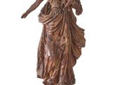 l'image d'une statue représentant une femme tenant un enfant dans ses bras