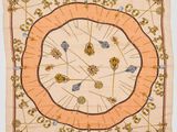 un foulard carré orné d'un motif de fleurs et de feuilles