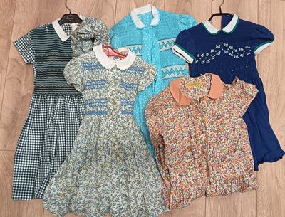 beaucoup de robes posées sur un parquet