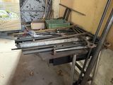 une table sur laquelle sont posés un certain nombre d'outils