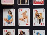 tout un tas de cartes à jouer posées sur une table