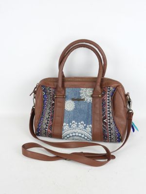 sac à main en cuir marron orné d'un motif bleu et blanc
