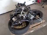 une moto posée sur une palette dans un garage
