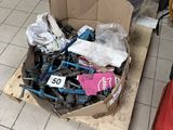 une boîte en carton remplie d'objets hétéroclites sur le sol